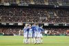 El delantero argentino del Alavés Lucas Boyé (c) celebra con sus compañeros el primer gol de su equipo durante el partido de LaLiga entre el Valencia y del Deportivo Alavés, este domingo en el estadio de Mestalla. EFE/ Ana Escobar
