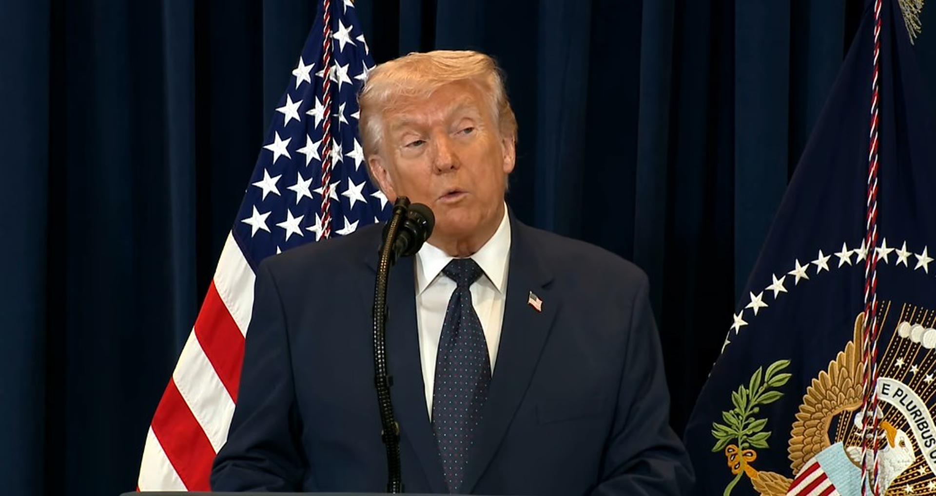 Captura de video de una transmisión de La Casa Blanca del presidente de Estados Unidos, Donald Trump, durante una declaración este lunes, desde Miami (FL, EE.UU.). EFE/ La Casa Blanca