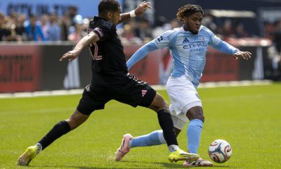 Tayvon Gray (d), de New York City, disputa un balón con Yannick Bright, de Inter Miami, en un partido de la MLS entre New York City FC y Inter Miami CF en el Yankee Stadium, en Nueva York (Estados Unidos). EFE/Ángel Colmenares