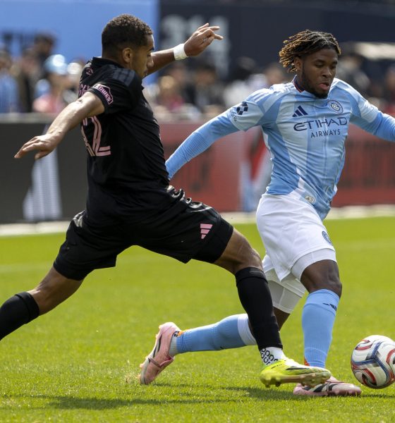 Tayvon Gray (d), de New York City, disputa un balón con Yannick Bright, de Inter Miami, en un partido de la MLS entre New York City FC y Inter Miami CF en el Yankee Stadium, en Nueva York (Estados Unidos). EFE/Ángel Colmenares