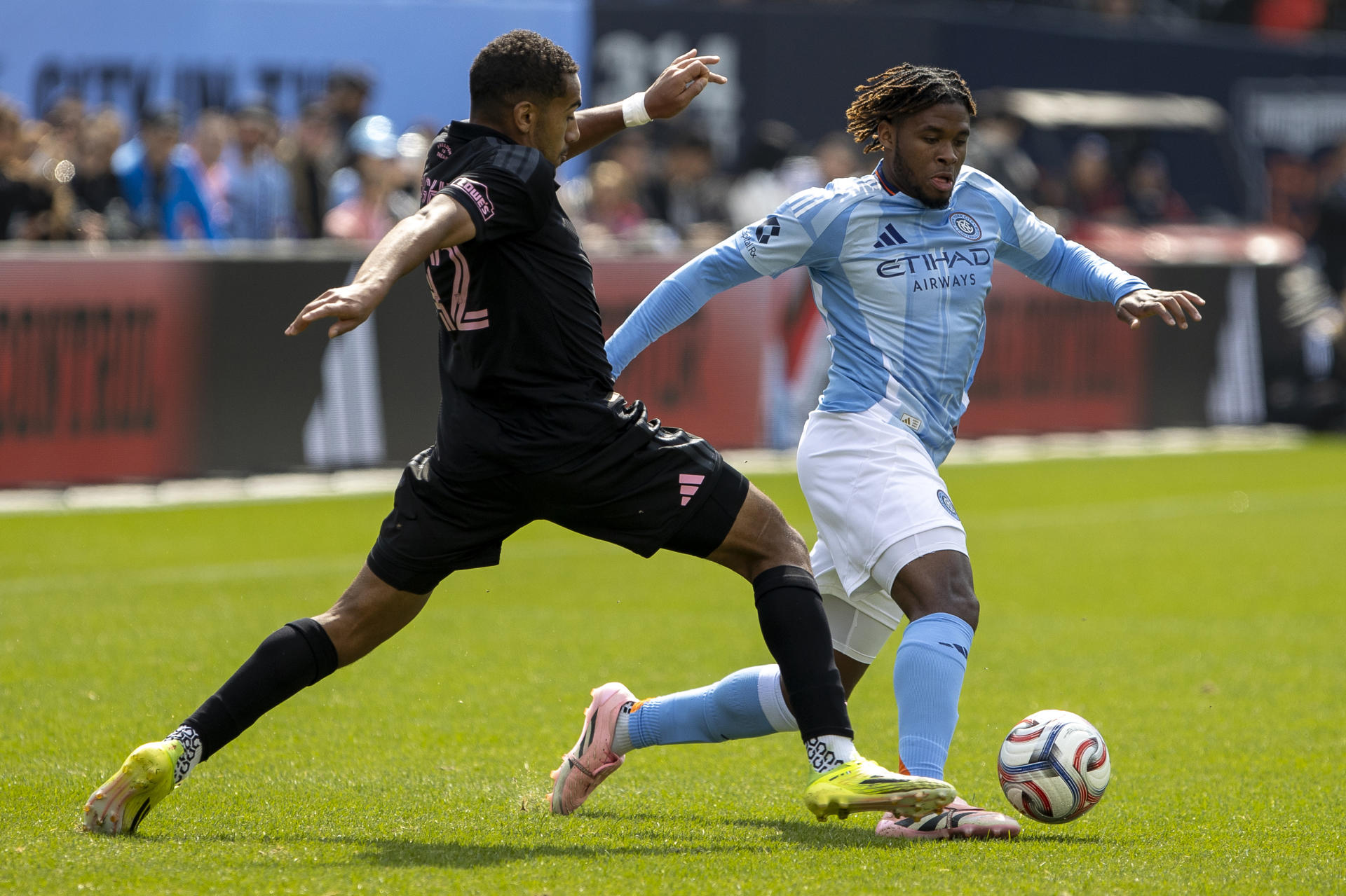Tayvon Gray (d), de New York City, disputa un balón con Yannick Bright, de Inter Miami, en un partido de la MLS entre New York City FC y Inter Miami CF en el Yankee Stadium, en Nueva York (Estados Unidos). EFE/Ángel Colmenares