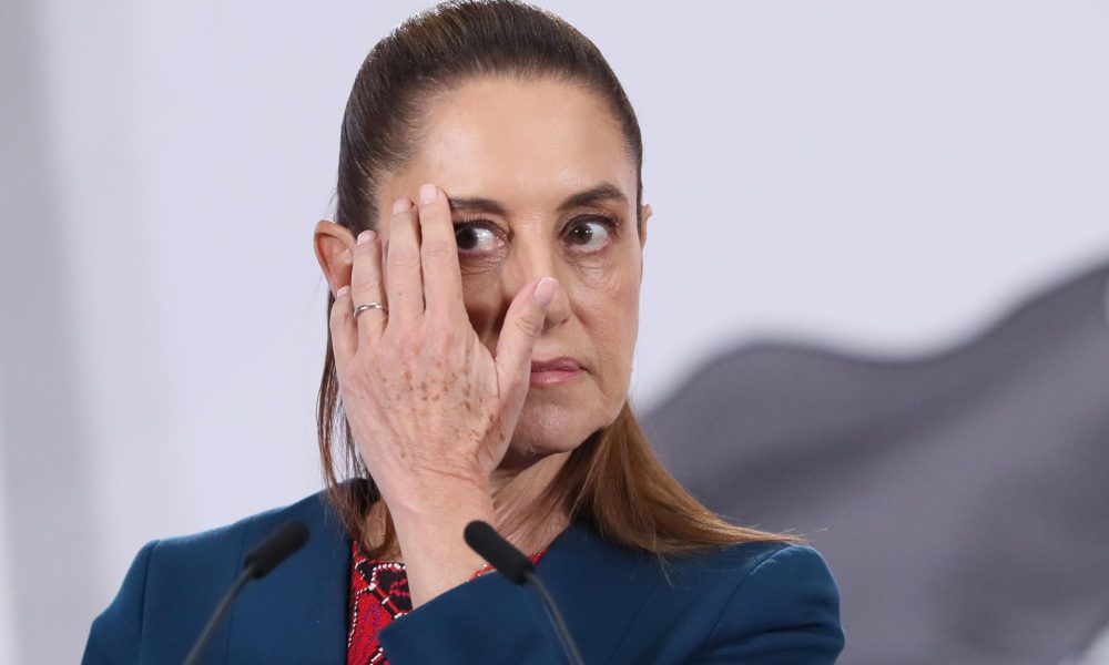 La presidenta de México, Claudia Sheinbaum, reacciona en una rueda de prensa este miércoles, en el Palacio Nacional de la Ciudad de México (México). EFE/ Mario Guzmán