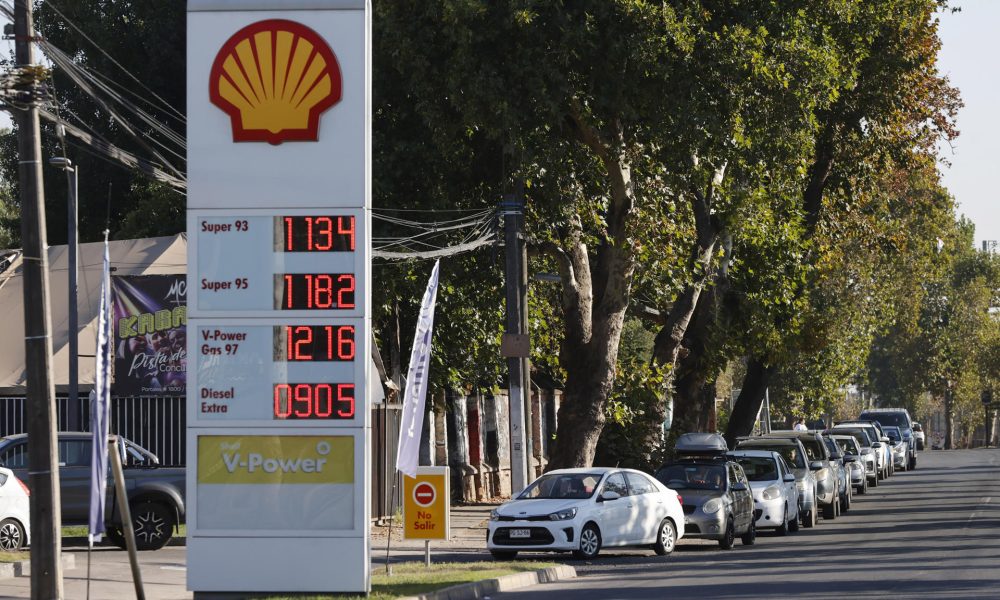 Fotografía que muestra vehículos haciendo fila para abastecerse de combustible este martes, en una estación de servicio, en Santiago (Chile). EFE/ Elvis González
