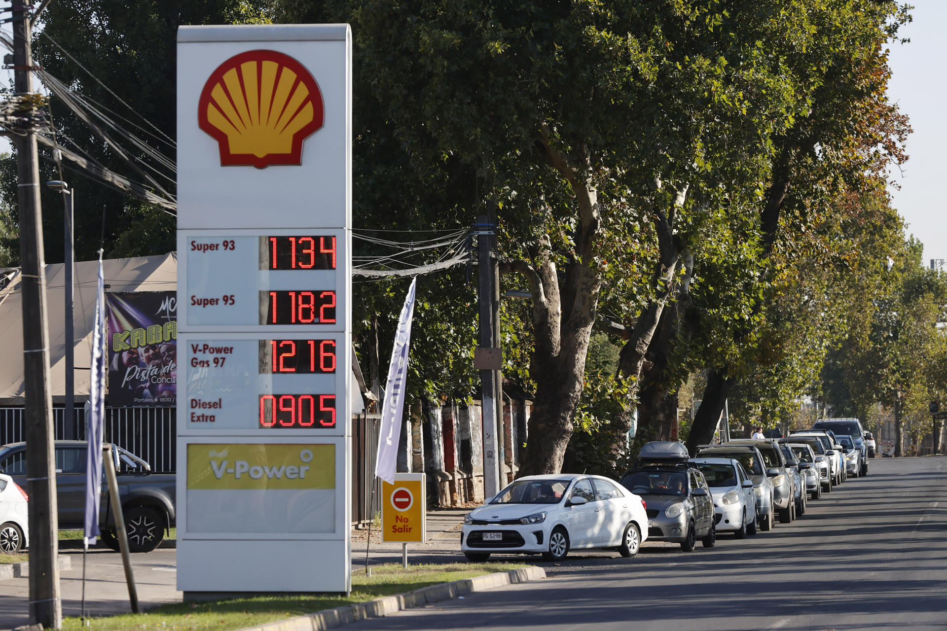 Fotografía que muestra vehículos haciendo fila para abastecerse de combustible este martes, en una estación de servicio, en Santiago (Chile). EFE/ Elvis González
