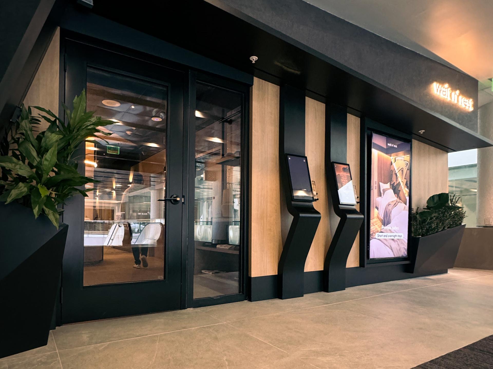 Fotografía cedida por el Aeropuerto Internacional de Miami (MIA) donde se muestra la entrada a las salas de descanso Wait n' Rest (Esperar y Descansar)  en la terminal D del aeropuerto. EFE/MIA /SOLO USO EDITORIAL /NO VENTAS /SOLO DISPONIBLE PARA ILUSTRAR LA NOTICIA QUE ACOMPAÑA /CRÉDITO OBLIGATORIO