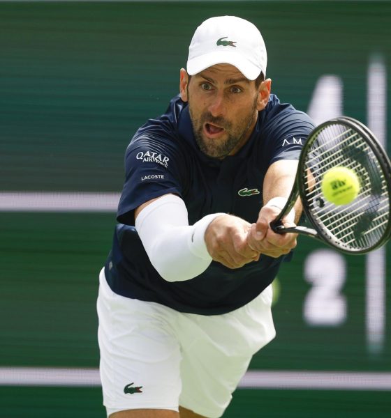 Novak Djokovic de Serbia en acción durante el partido individual masculino contra Aleksandar Kovacevic de Estados Unidos en Indian Wells, California, EE. UU.. EFE/EPA/JOHN G. MABANGLO