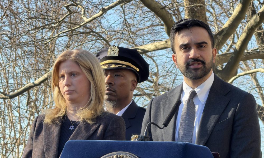 El alcalde de Nueva York, Zohran Mamdani (d), habla junto a la comisionada del Departamento de Policía de (NYPD), Jessica S. Tischwith, durante una rueda de prensa este lunes, en Nueva York (Estados Unidos). EFE/ Sarah Yáñez-Richards