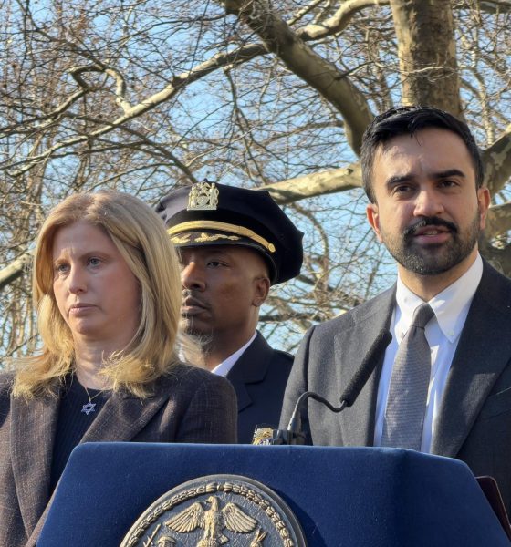 El alcalde de Nueva York, Zohran Mamdani (d), habla junto a la comisionada del Departamento de Policía de (NYPD), Jessica S. Tischwith, durante una rueda de prensa este lunes, en Nueva York (Estados Unidos). EFE/ Sarah Yáñez-Richards