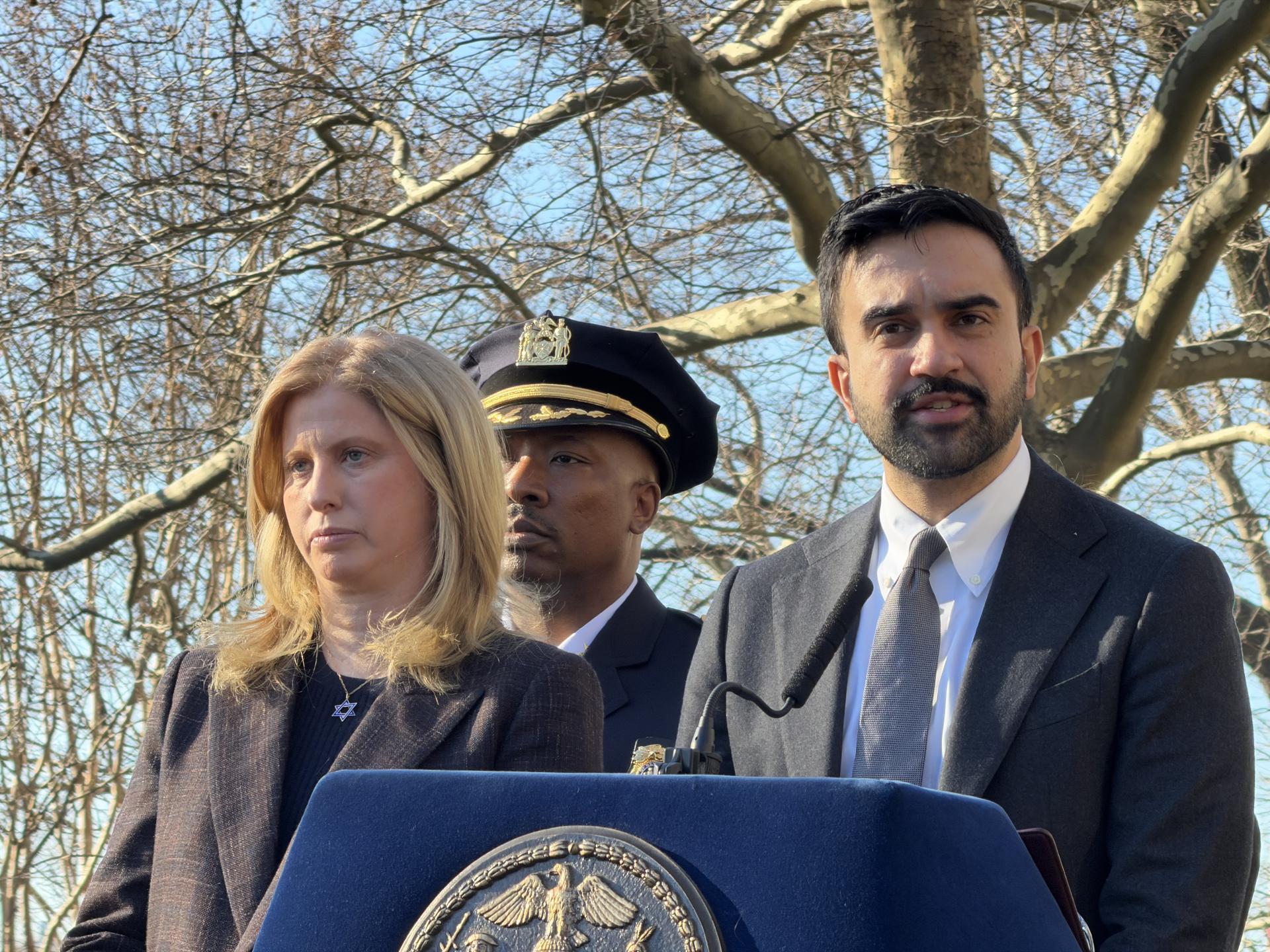 El alcalde de Nueva York, Zohran Mamdani (d), habla junto a la comisionada del Departamento de Policía de (NYPD), Jessica S. Tischwith, durante una rueda de prensa este lunes, en Nueva York (Estados Unidos). EFE/ Sarah Yáñez-Richards