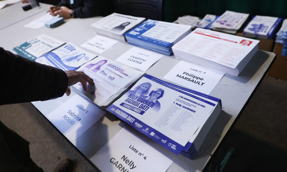 Un votante comprueba las listas en un colegio electoral durante la votación de la primera vuelta de las elecciones municipales en París, Francia, el 15 de marzo de 2026. EFE/EPA/TERESA SUAREZ