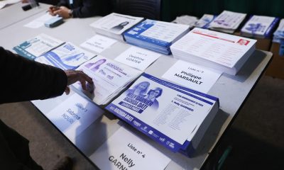 Un votante comprueba las listas en un colegio electoral durante la votación de la primera vuelta de las elecciones municipales en París, Francia, el 15 de marzo de 2026. EFE/EPA/TERESA SUAREZ