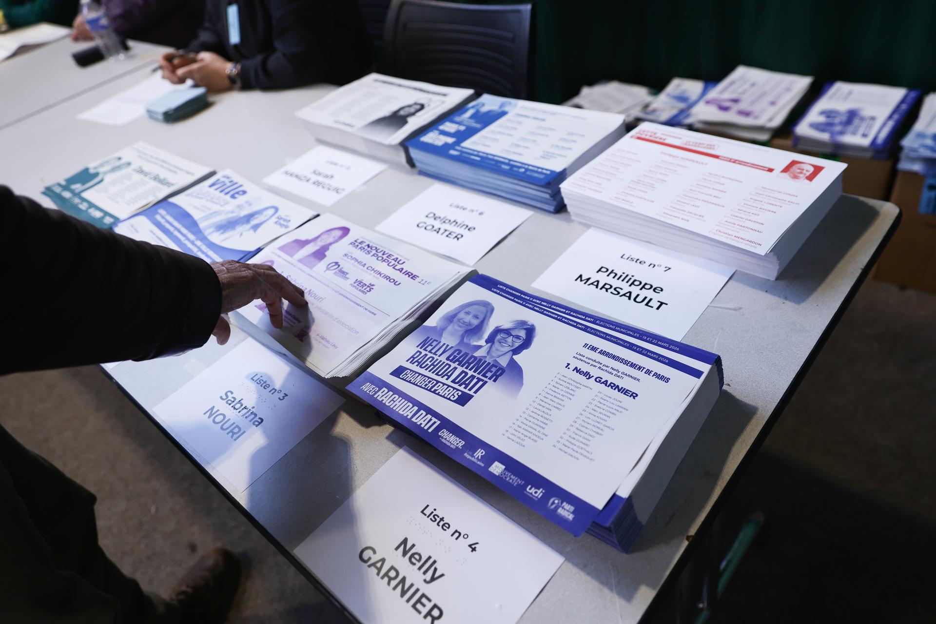 Un votante comprueba las listas en un colegio electoral durante la votación de la primera vuelta de las elecciones municipales en París, Francia, el 15 de marzo de 2026. EFE/EPA/TERESA SUAREZ