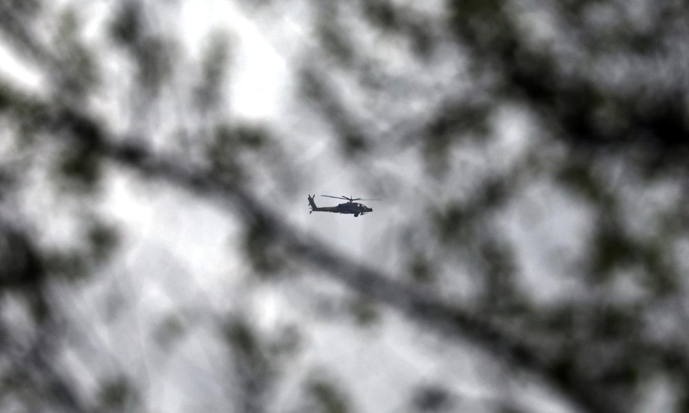 Un helicóptero israelí sobrevuela cerca de la frontera entre Israel y Líbano, el 21 de marzo de 2026. EFE/EPA/ATEF SAFADI