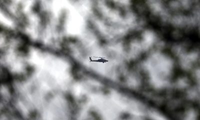 Un helicóptero israelí sobrevuela cerca de la frontera entre Israel y Líbano, el 21 de marzo de 2026. EFE/EPA/ATEF SAFADI