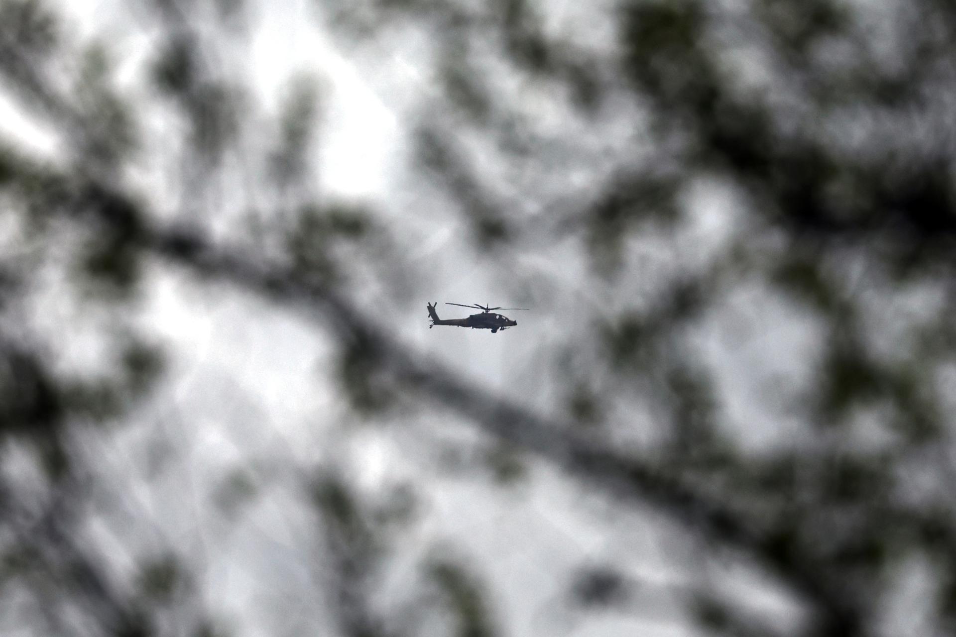 Un helicóptero israelí sobrevuela cerca de la frontera entre Israel y Líbano, el 21 de marzo de 2026. EFE/EPA/ATEF SAFADI