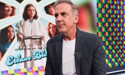 El actor puertorriqueño Carlos Ponce habla durante una entrevista con EFE este jueves, en los estudios de Univision en Miami (EE.UU.). EFE/ Alberto Boal