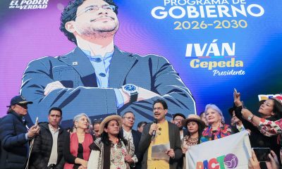 El candidato a la Presidencia de Colombia por el partido oficialista Pacto Histórico, Iván Cepeda (c-d), habla junto a su formula vicepresidencial, la líder indígena Aida Quilcué (c-i), durante la inscripción de su candidatura este miércoles, en Bogotá (Colombia). EFE/ Carlos Ortega