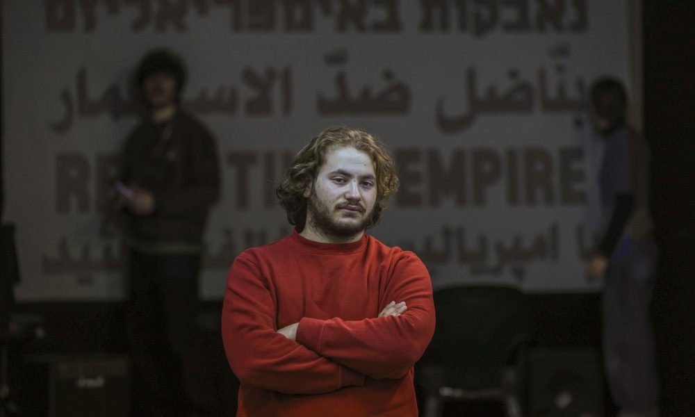 Itamar Greenberg, activista israelí contra la guerra en Irán, posa durante una entrevista con EFE en Tel Aviv este viernes, 6 de marzo. Los pocos ciudadanos israelíes que se atreven a criticar abiertamente la guerra denuncian "amenazas y estigmatización" por parte de las autoridades y de sus propios paisanos. EFE/Magda Gibelli