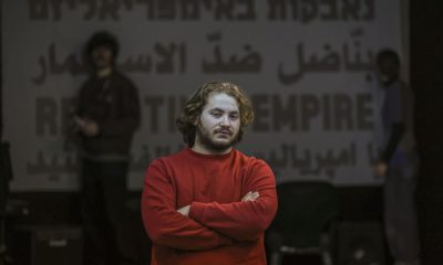 Itamar Greenberg, activista israelí contra la guerra en Irán, posa durante una entrevista con EFE en Tel Aviv este viernes, 6 de marzo. Los pocos ciudadanos israelíes que se atreven a criticar abiertamente la guerra denuncian "amenazas y estigmatización" por parte de las autoridades y de sus propios paisanos. EFE/Magda Gibelli