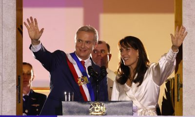El presidente de Chile, José Antonio Kast (i), junto a su esposa, María Pía Adriasola, este 11 de marzo de 2026, desde el balcón del Palacio de la Moneda (sede de Gobierno), en Santiago. EFE/ Elvis González