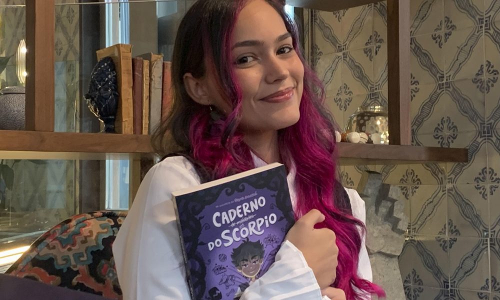 LISBOA, 07/03/2026.- La escritora juvenil brasileña Maidy Lacerda durante una entrevista concedida a EFE en Lisboa con motivo de la publicación de su libro 'El Diario de una Princesa Desastrosa' que llegará en mayo a España y Latinoamérica tras conquistar el mercado en portugués para contar en español esta historia de una princesa atípica a la que todo le sale mal. EFE/Blas Díaz