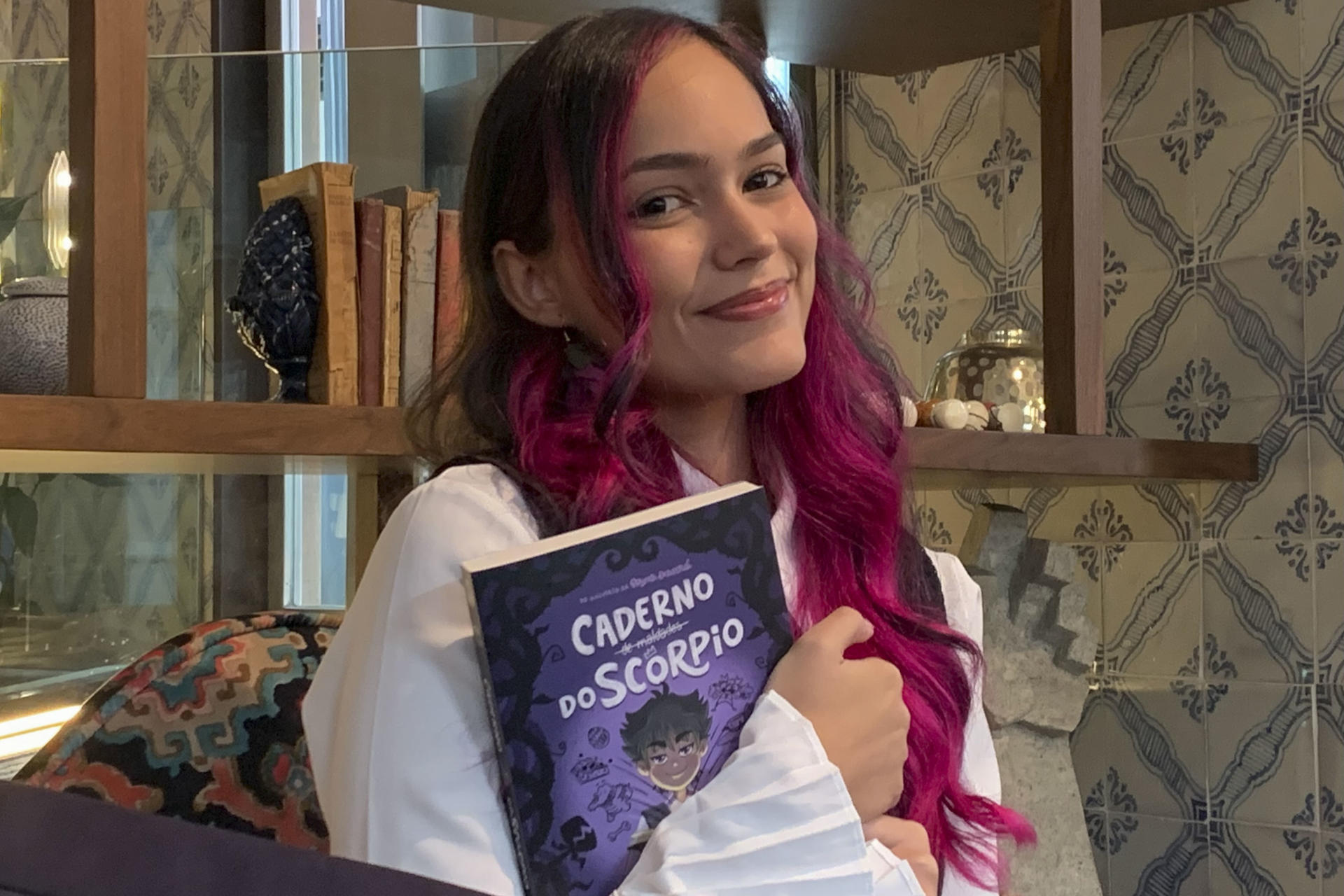 LISBOA, 07/03/2026.- La escritora juvenil brasileña Maidy Lacerda durante una entrevista concedida a EFE en Lisboa con motivo de la publicación de su libro 'El Diario de una Princesa Desastrosa' que llegará en mayo a España y Latinoamérica tras conquistar el mercado en portugués para contar en español esta historia de una princesa atípica a la que todo le sale mal. EFE/Blas Díaz