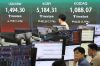 Seúl (Corea del Sur), 09/03/2026.- Una pantalla de datos financieros en la sala de operaciones del Banco Hana muestra que el índice de precios de acciones compuesto de Corea de referencia perdió 400,56 puntos, o 7,17 por ciento, para alcanzar un mínimo intradiario de 5.184,31 durante las operaciones matutinas en Seúl, Corea del Sur, el 9 de marzo de 2026. (Corea del Sur, Seúl) EFE/EPA/YONHAP SOUTH KOREA OUT
