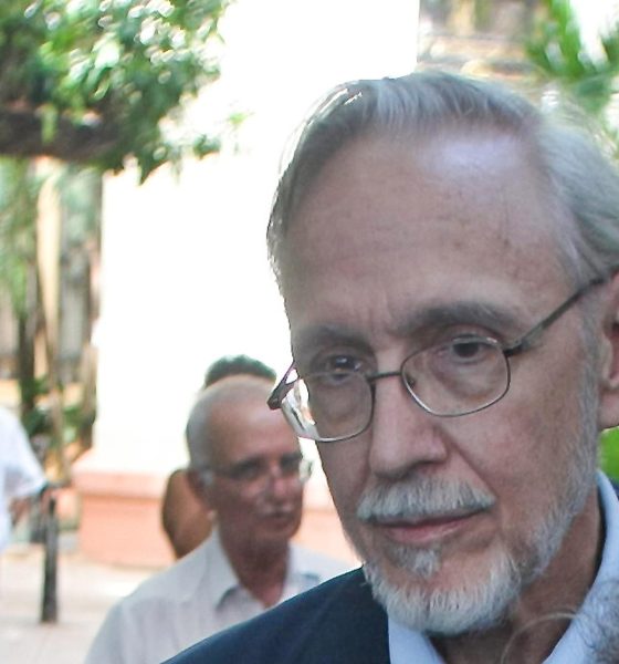 Fotografía de archivo del 13 de octubre de 2014 que muestra al profesor universitario estadounidense William LeoGrande saliendo de una conferencia en La Habana (Cuba). EFE/ Ernesto Mastrascusa / MÁXIMA CALIDAD DISPONIBLE