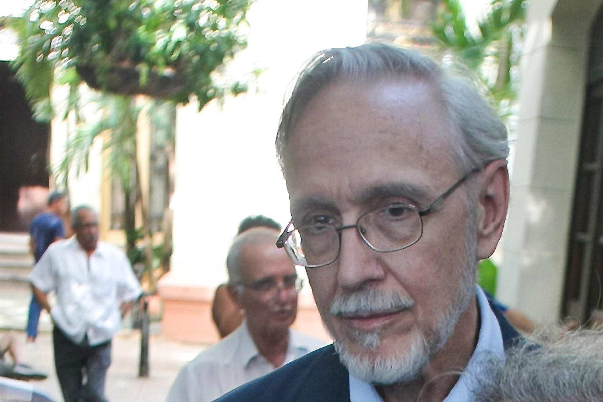 Fotografía de archivo del 13 de octubre de 2014 que muestra al profesor universitario estadounidense William LeoGrande saliendo de una conferencia en La Habana (Cuba). EFE/ Ernesto Mastrascusa / MÁXIMA CALIDAD DISPONIBLE