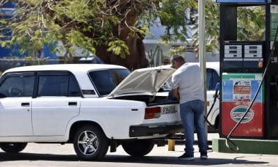 Fotografía de archivo de una persona que abastece combustible en un vehículo en La Habana (Cuba). EFE/ Ernesto Mastrascusa