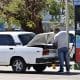 Fotografía de archivo de una persona que abastece combustible en un vehículo en La Habana (Cuba). EFE/ Ernesto Mastrascusa