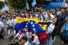 Activistas y simpatizantes del partido Vente Venezuela (VV), se reúnen durante el acto de reapertura de la sede este sábado, en Caracas (Venezuela). EFE/ Miguel Gutierrez
