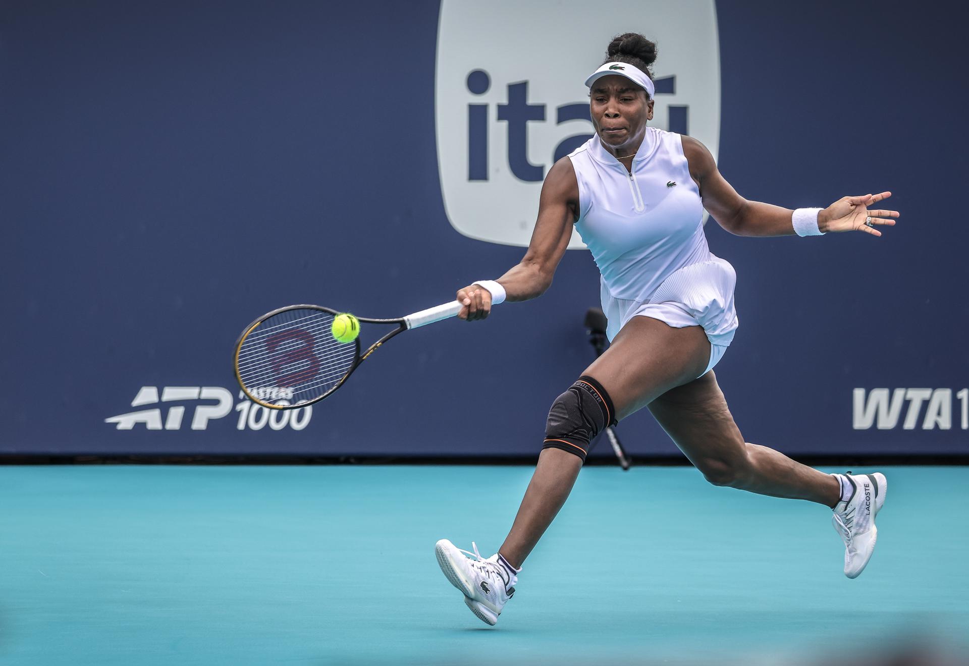 La estadounidense Venus Williams en acción contra la británica Francesca Jones, durante el partido de primera ronda de individuales femeninos del torneo de tenis Miami Open 2026 en el Hard Rock Stadium de Miami, Florida (EE.UU.). EFE/CRISTOBAL HERRERA-ULASHKEVICH