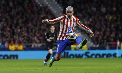 Griezmann controla el balón ante el Tottenham. EFE/Kiko Huesca