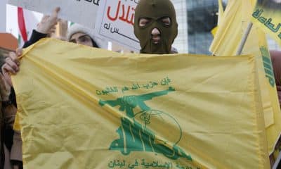 Imagen de archivo de un manifestante con una bandera de Hizbulá. EFE/EPA/WAEL HAMZEH
