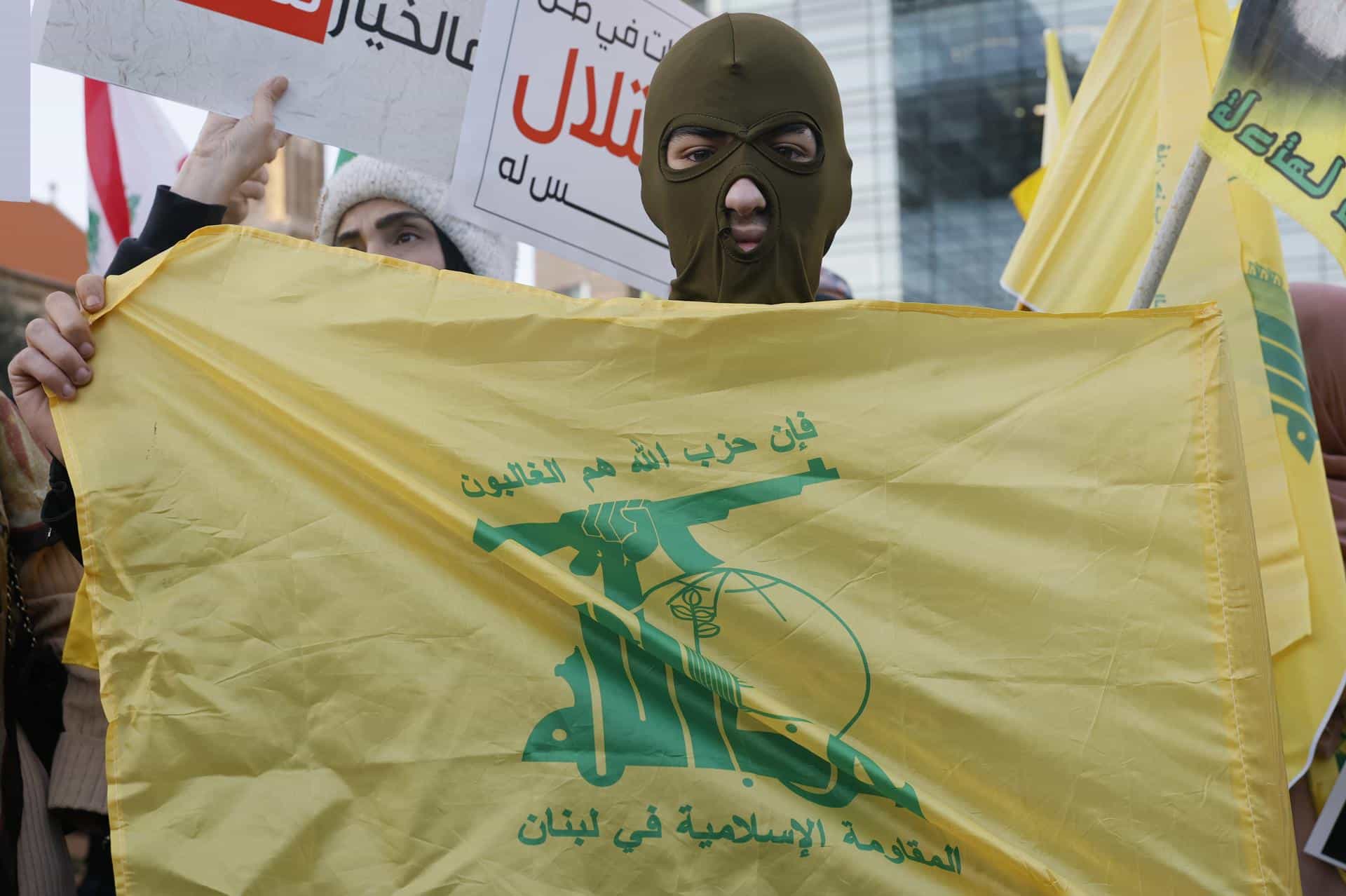 Imagen de archivo de un manifestante con una bandera de Hizbulá. EFE/EPA/WAEL HAMZEH