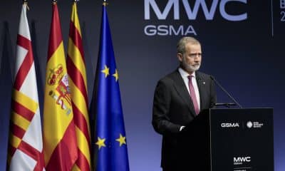 El rey Felipe VI interviene durante la tradicional cena de bienvenida al MWC 2026, que se celebra en el Museu Nacional d'Art de Catalunya este domingo, antes de que este lunes se inaugure en Barcelona el congreso tecnológico.-EFE/ Alejandro García