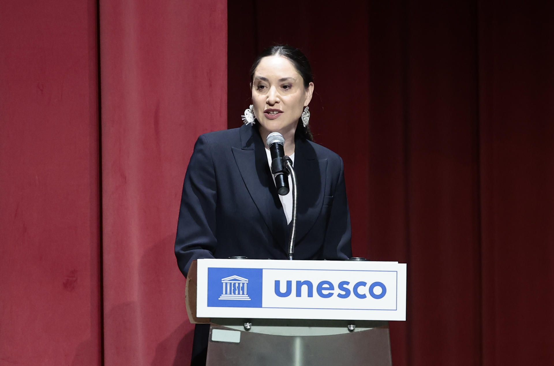 La secretaria de Cultura de México, Claudia Curiel, habla durante la mesa de diálogo por los 80 años de la UNESCO este martes, el Museo Nacional de Antropología de Ciudad de México (México). EFE/José Méndez
