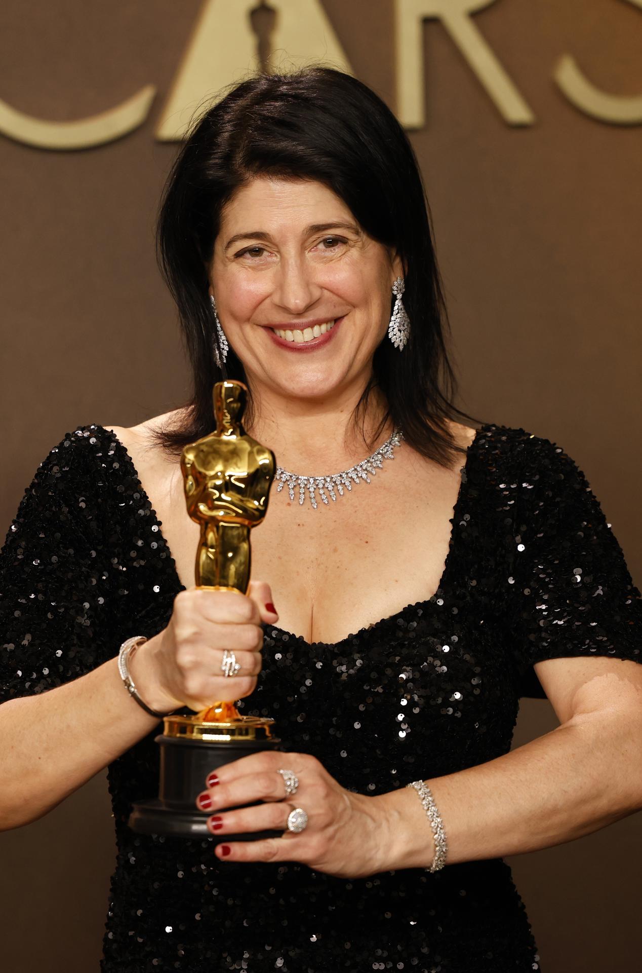 Cassandra Kulukundis posa con el premio al Mejor Reparto por 'One Battle After Another' durante la 98.ª ceremonia anual de los Premios Óscar en el Dolby Theatre de Los Ángeles, California, EE. UU., el 15 de marzo de 2026. EFE/EPA/JILL CONNELLY
