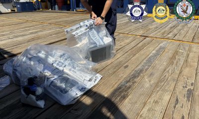 SÍDNEY, 30/03/2026.- Cinco hondureños y un ecuatoriano, tripulantes de un buque mercante, fueron detenidos y acusados en Australia por su presunto papel en la importación de cerca de una tonelada de cocaína frente a la costa este del país, informaron este lunes fuentes oficiales. 
EFE/Policía Federal De Australia SOLO USO EDITORIAL/SOLO DISPONIBLE PARA ILUSTRAR LA NOTICIA QUE ACOMPAÑA (CRÉDITO OBLIGATORIO)