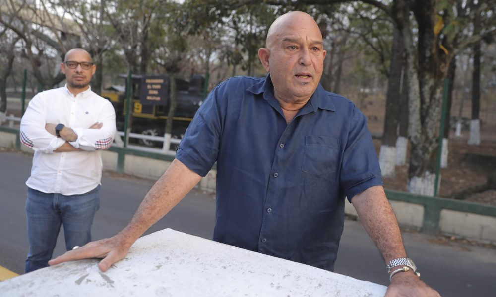 El cineasta Asael Talavera (i) y el productor Guillermo Mahchi hablan durante una entrevista con EFE este martes, en Tegucigalpa (Honduras).EFE/ Gustavo Amador