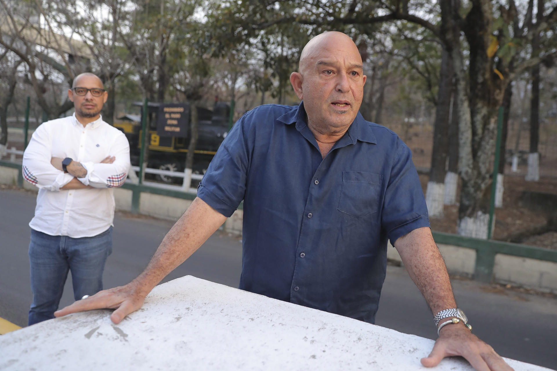 El cineasta Asael Talavera (i) y el productor Guillermo Mahchi hablan durante una entrevista con EFE este martes, en Tegucigalpa (Honduras).EFE/ Gustavo Amador