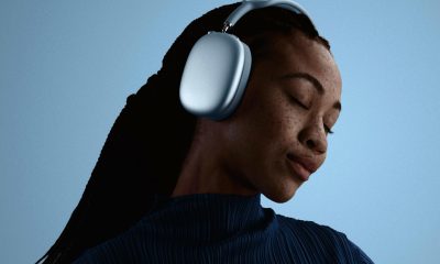 Fotografía difundida este lunes por Apple que muestra a una persona usando los auriculares AirPods Max 2. EFE/ Apple
