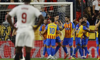 -Los jugadores del Valencia celebran el gol del centrocampista del Valencia Largie Ramazani contra el Sevilla, durante el partido de la jornada 29 de LaLiga EA Sports entre Sevilla y Valencia, este sábado en el estadio Sánchez- Pizjuán en Sevilla.-EFE/ Julio Muñoz