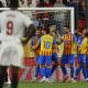 -Los jugadores del Valencia celebran el gol del centrocampista del Valencia Largie Ramazani contra el Sevilla, durante el partido de la jornada 29 de LaLiga EA Sports entre Sevilla y Valencia, este sábado en el estadio Sánchez- Pizjuán en Sevilla.-EFE/ Julio Muñoz