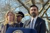 El alcalde de Nueva York, Zohran Mamdani (d), habla junto a la comisionada del Departamento de Policía de (NYPD), Jessica S. Tischwith, durante una rueda de prensa este lunes, en Nueva York (Estados Unidos). EFE/ Sarah Yáñez-Richards
