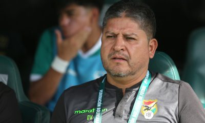 El entrenador de Bolivia, Óscar Villegas, reacciona en un partido amistoso entre Bolivia y Trinidad y Tobago en el estadio Ramón Aguilera en Santa Cruz (Bolivia). Imagen de archivo. EFE/ Luis Gandarillas