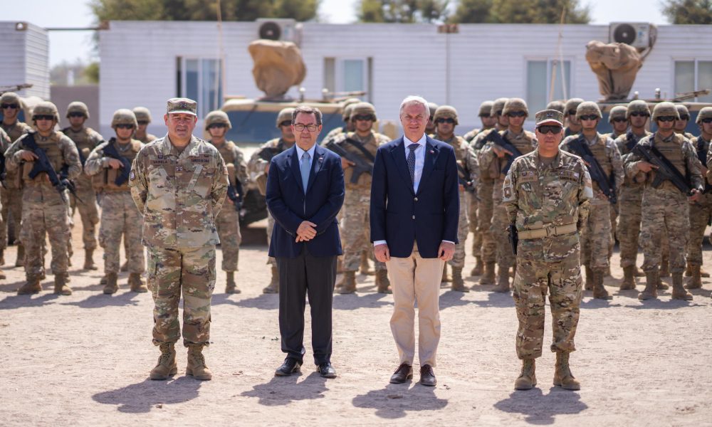 Fotografía cedida por Presidencia de Chile que muestra al mandatario, José Antonio Kast (c-d), junto al ministro de Defensa Nacional, Fernando Barros (c-i), visitando el complejo fronterizo Chacalluta este lunes, en Arica (Chile). EFE/ Presidencia de Chile