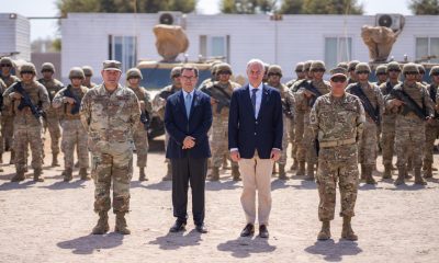 Fotografía cedida por Presidencia de Chile que muestra al mandatario, José Antonio Kast (c-d), junto al ministro de Defensa Nacional, Fernando Barros (c-i), visitando el complejo fronterizo Chacalluta este lunes, en Arica (Chile). EFE/ Presidencia de Chile