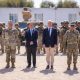 Fotografía cedida por Presidencia de Chile que muestra al mandatario, José Antonio Kast (c-d), junto al ministro de Defensa Nacional, Fernando Barros (c-i), visitando el complejo fronterizo Chacalluta este lunes, en Arica (Chile). EFE/ Presidencia de Chile